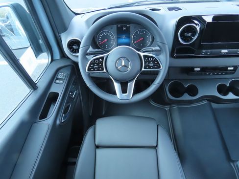 Used 2024 Mercedes-Benz Sprinter 2500 image 11
