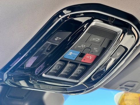 Used 2022 Jeep Grand Cherokee Overland w/ Advanced Protech Group III image 38