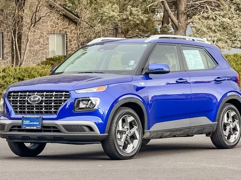 Certified 2025 Hyundai Venue SEL image 9