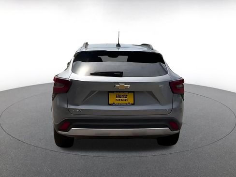 Used 2025 Chevrolet Trax LT FWD image 12