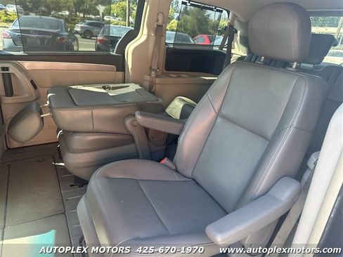 Used 2011 Volkswagen Routan SE image 14