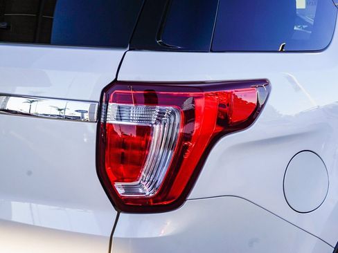 Used 2017 Ford Explorer XLT w/ Equipment Group 202A image 8