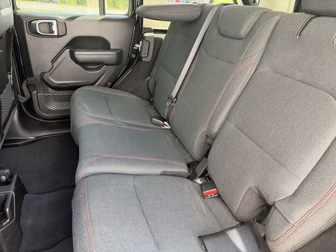 Used 2025 Jeep Wrangler Unlimited Rubicon image 29