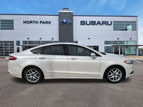 Used 2015 Ford Fusion SE image 2