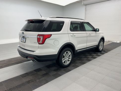 Used 2018 Ford Explorer XLT w/ Equipment Group 202A image 9