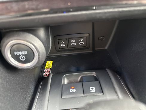 Used 2023 Toyota Venza LE image 11