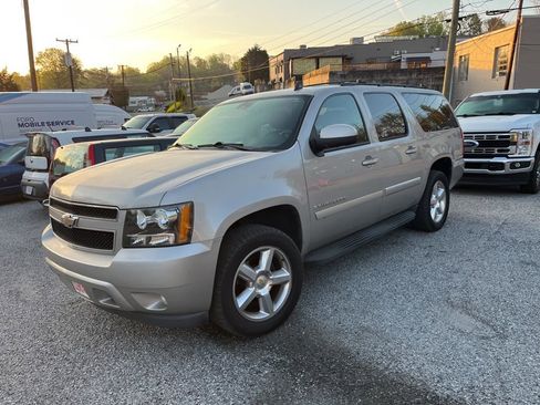 Used 2009 Chevrolet Suburban LT w/ Luxury Package image 2