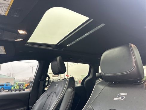 Used 2022 Chrysler Pacifica Limited w/ S Appearance Package image 3