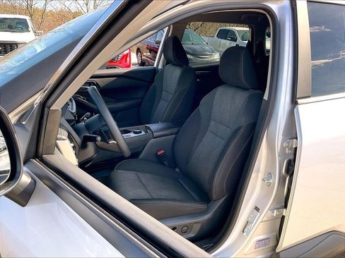 Used 2024 Nissan Rogue SV image 9