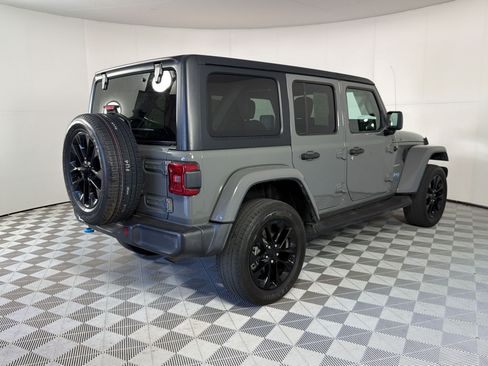 Used 2022 Jeep Wrangler Unlimited Sahara AWD/4WD image 9