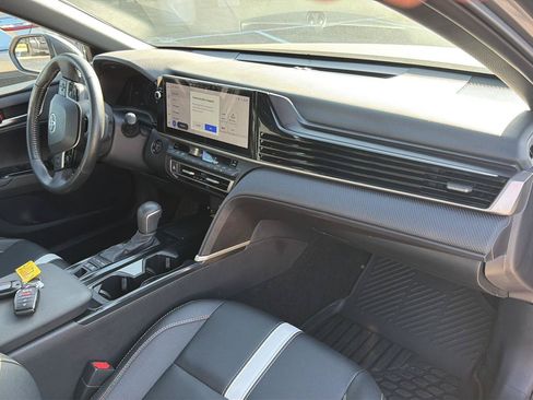 Used 2025 Toyota Camry SE AWD/4WD image 16