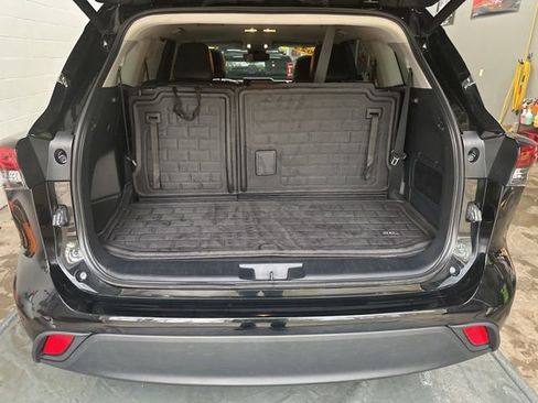 Used 2023 Toyota Highlander XLE image 19