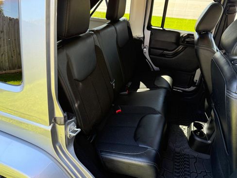 Used 2017 Jeep Wrangler Unlimited Sahara image 18