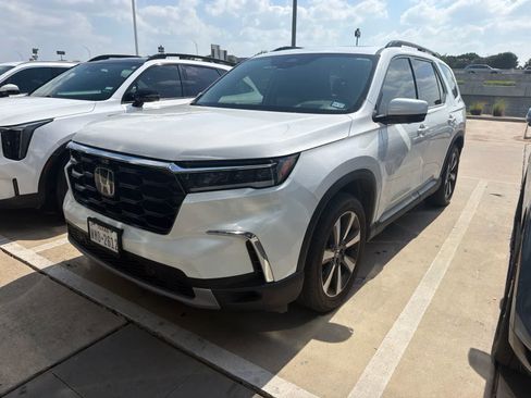 Used 2025 Honda Pilot Elite image 1