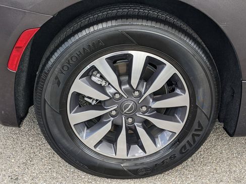 Used 2021 Chrysler Pacifica Touring-L image 9