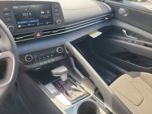 New 2025 Hyundai Elantra Hybrid FWD image 8