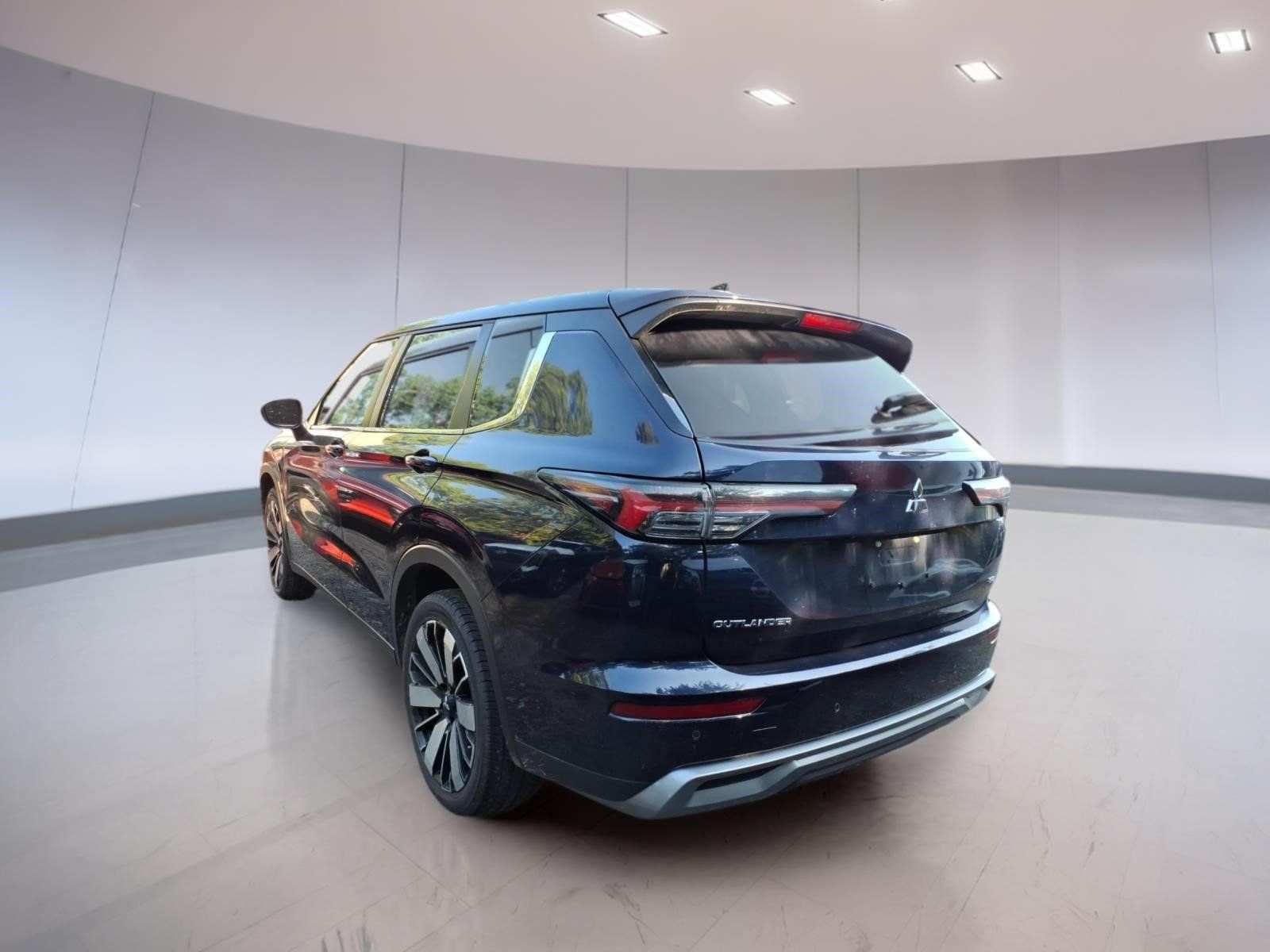Used 2025 Mitsubishi Outlander SE AWD/4WD image 3