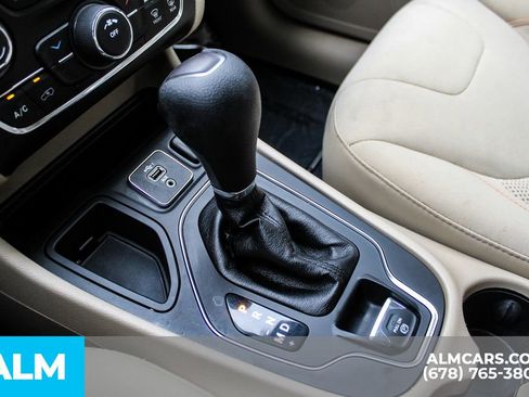 Used 2020 Jeep Cherokee Latitude w/ Cold Weather Group image 34