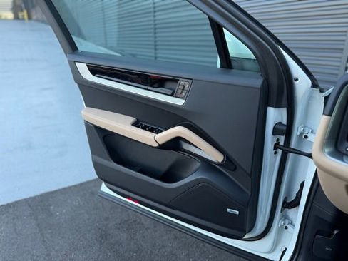 New 2025 Porsche Cayenne E-Hybrid AWD/4WD image 13