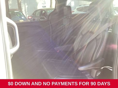 Used 2025 Chrysler Pacifica Select FWD image 8