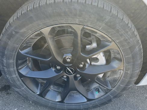 Used 2023 Chrysler Pacifica Touring-L w/ Uconnect Theater Family Group image 15