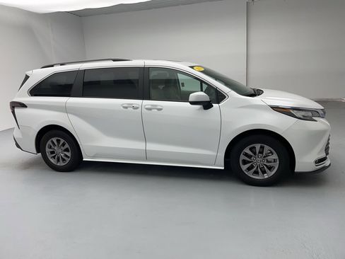 Used 2023 Toyota Sienna XLE image 12