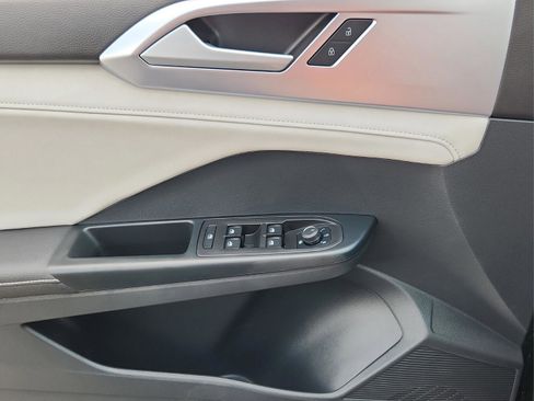 Certified 2025 Volkswagen Taos SE image 21