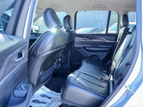 Used 2023 Jeep Grand Cherokee Limited w/ Luxury Tech Group II image 9