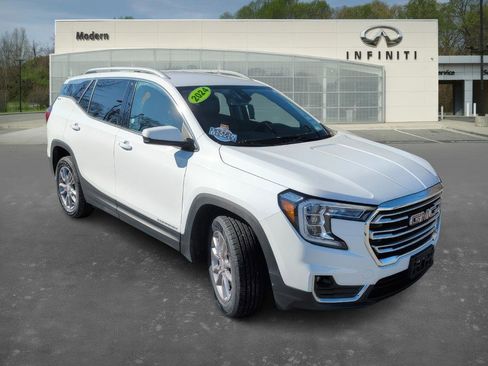Used 2024 GMC Terrain SLT image 2