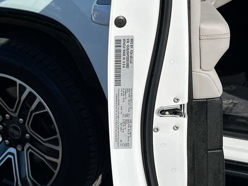 Certified 2025 Jeep Wagoneer L 4WD w/ HD Trailer Tow Package image 33