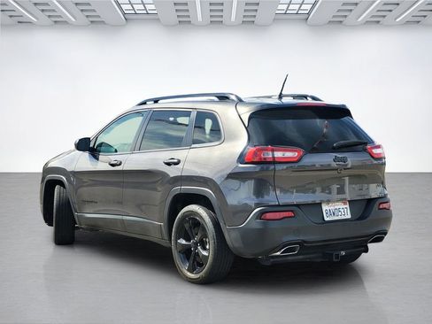 Used 2018 Jeep Cherokee Latitude w/ Altitude Package FWD image 6
