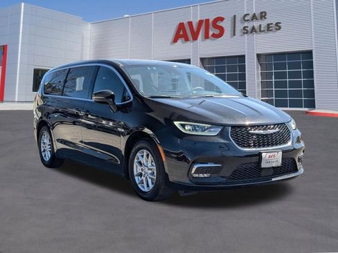 Used 2025 Chrysler Pacifica Select image 9