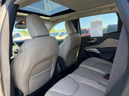 Used 2017 Jeep Cherokee Limited FWD image 6