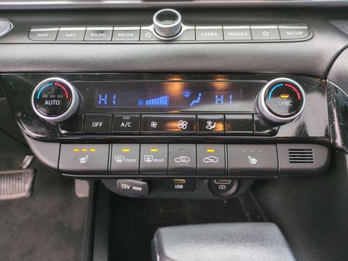 Used 2023 Hyundai Elantra Limited image 11