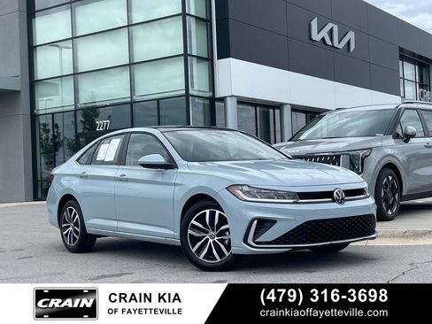 Used 2025 Volkswagen Jetta SE FWD image 1