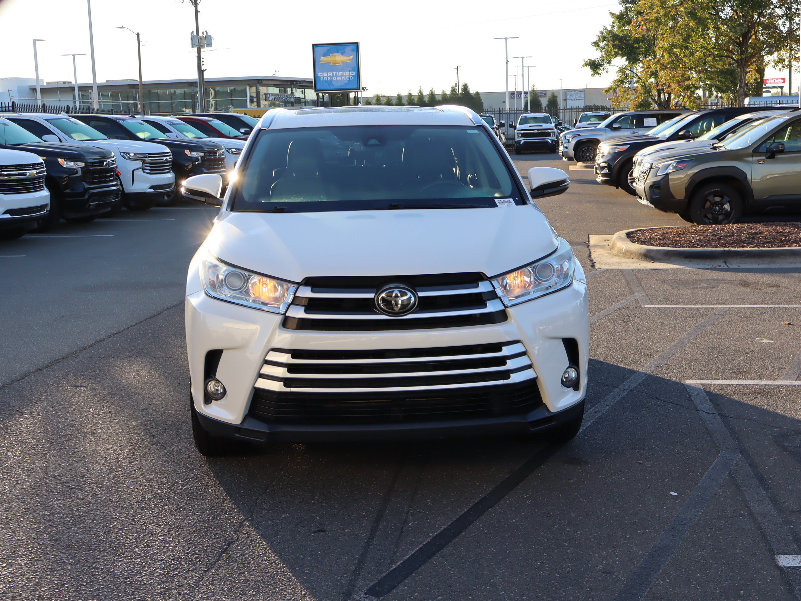 Used 2019 Toyota Highlander XLE AWD/4WD image 3