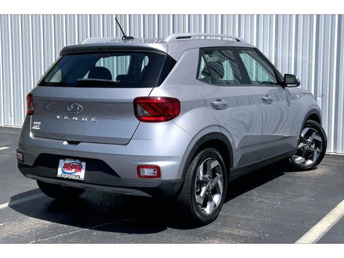Used 2025 Hyundai Venue SEL FWD image 10