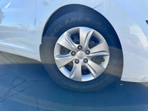 Used 2016 Hyundai Elantra SE image 11