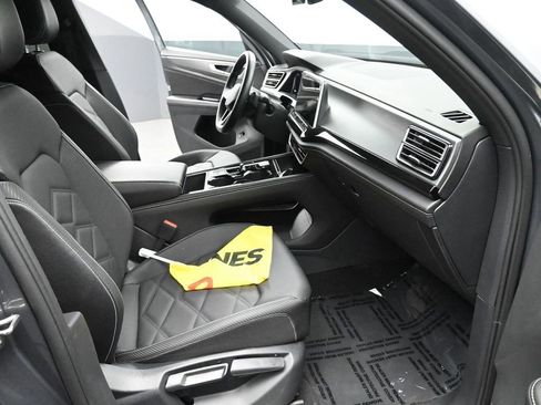 Used 2025 Volkswagen Atlas Cross Sport SE image 18