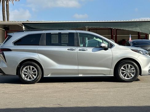 Used 2024 Toyota Sienna XLE FWD image 3