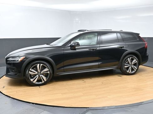 Used 2025 Volvo V60 B5 Cross Country Plus AWD/4WD image 6