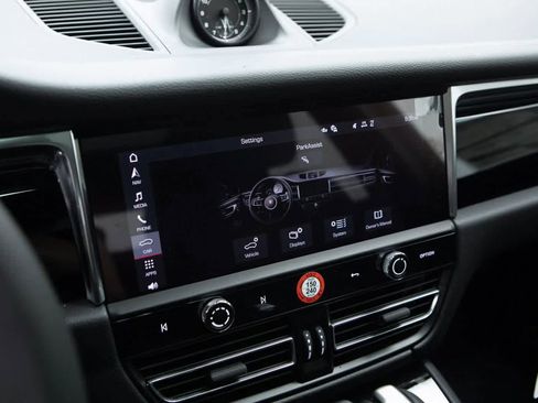 Certified 2025 Porsche Macan image 15