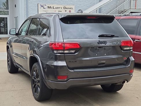 Used 2018 Jeep Grand Cherokee Altitude image 3