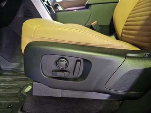 New 2024 Land Rover Discovery Metropolitan Edition image 28