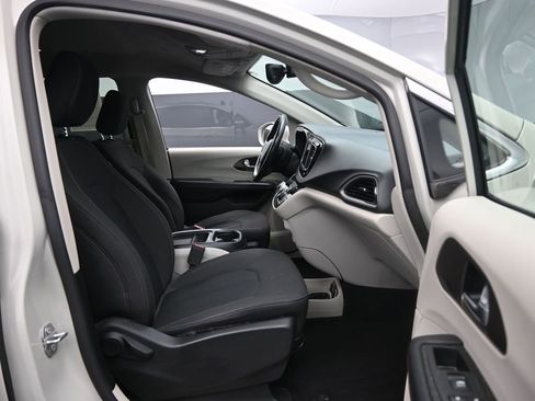 Used 2019 Chrysler Pacifica Touring Plus w/ Cold Weather Group image 30