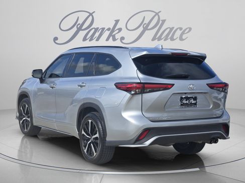 Used 2021 Toyota Highlander XSE FWD image 3