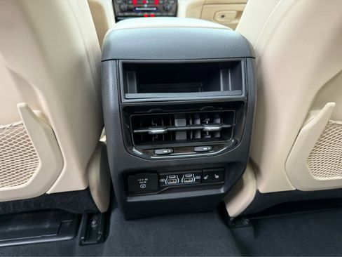 Used 2024 Jeep Grand Cherokee Limited image 24