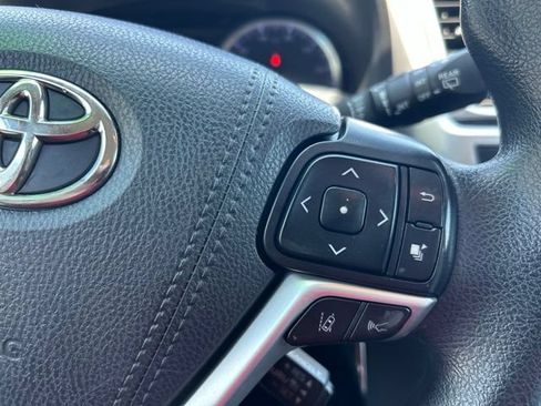 Used 2019 Toyota Highlander LE FWD image 14