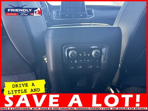 Used 2024 GMC Yukon SLT w/ SLT Premium Package image 19