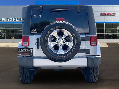 Used 2017 Jeep Wrangler Unlimited Sahara w/ Connectivity Group AWD/4WD image 5